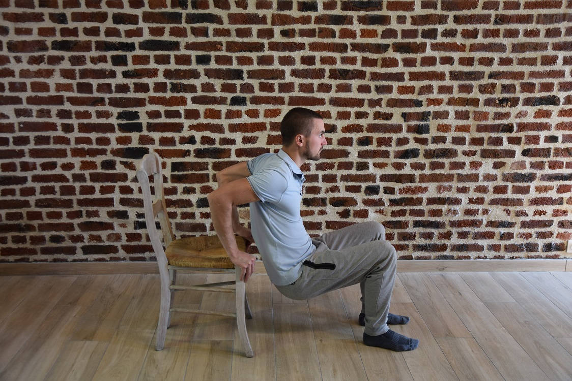 Photo dips sur chaise : renforcement triceps/ pectoraux/ épaules 